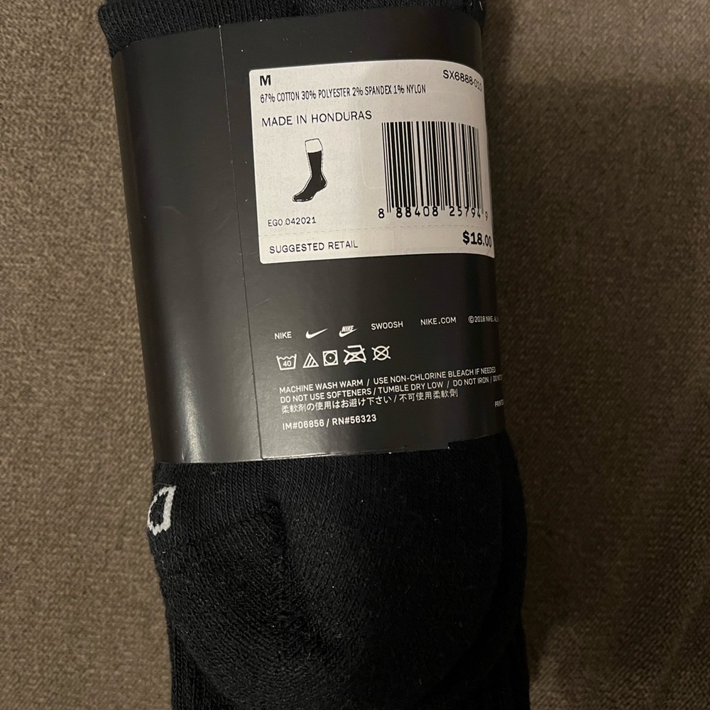 Nike Everyday Plus city on cushioned crew socks.